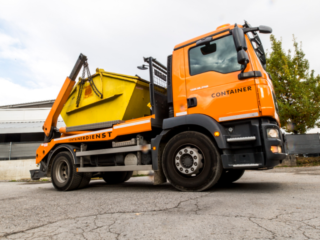 LKW mit Schrottcontainer von Bartikowsky Recycling in Münster